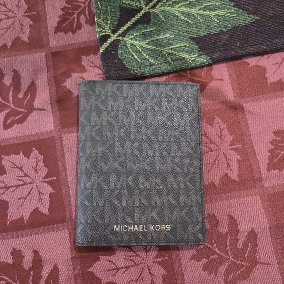 Michael Kors Monogram Passport Holder in Brown and Tan NWOT - Picture 1 of 3